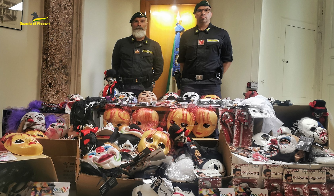 Dolcetto o scherzetto? Per Halloween la sorpresa la fa la GdF a un negozio di Cerignola sequestrando 2mila prodotti a tema