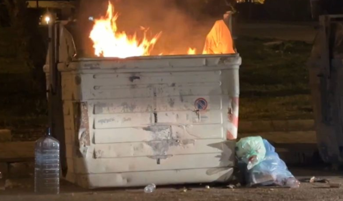 Capodanno di fuoco a Foggia: amputata una mano ad un ragazzo di 17 anni, Vigili del Fuoco in corsa per spegnere diversi cassonetti incendiati