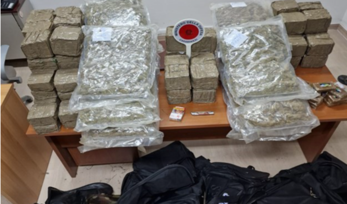 I Carabinieri "bussano" alle porte di Apricena e trovano 80 chili di droga