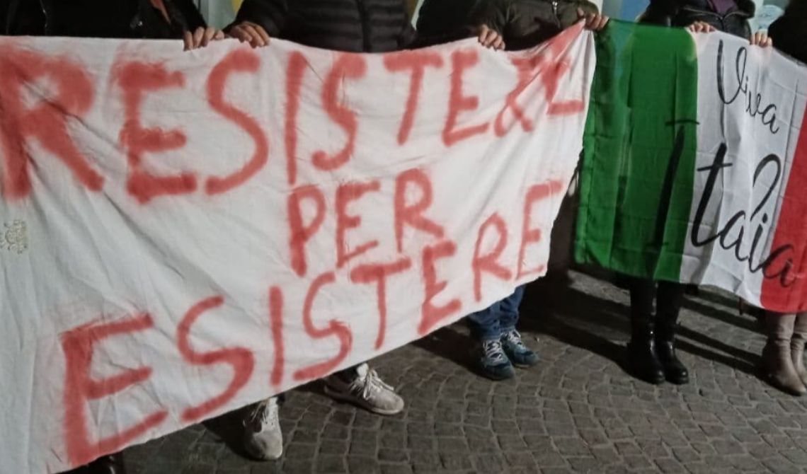 A Cerignola la pioggia non ferma la protesta dei contrari al green pass