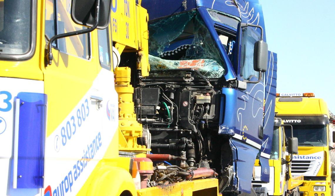 un autotreno carico di legna è uscito fuori strada
