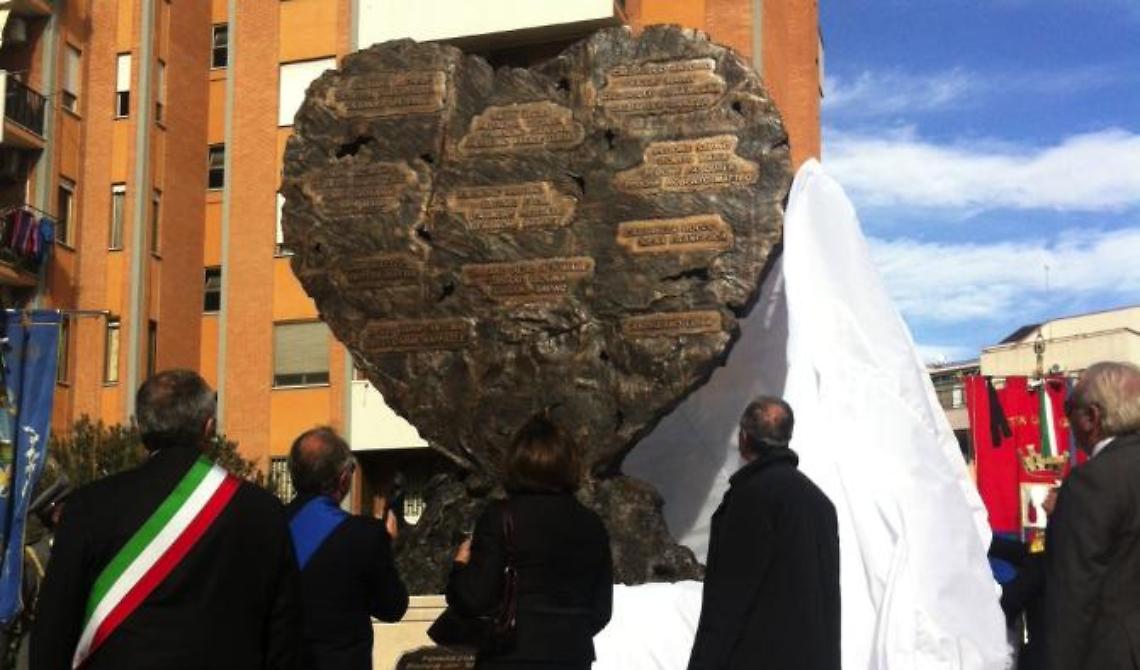 Un grande cuore per racchiudere il ricordo di tutte le vittime di Viale Giotto