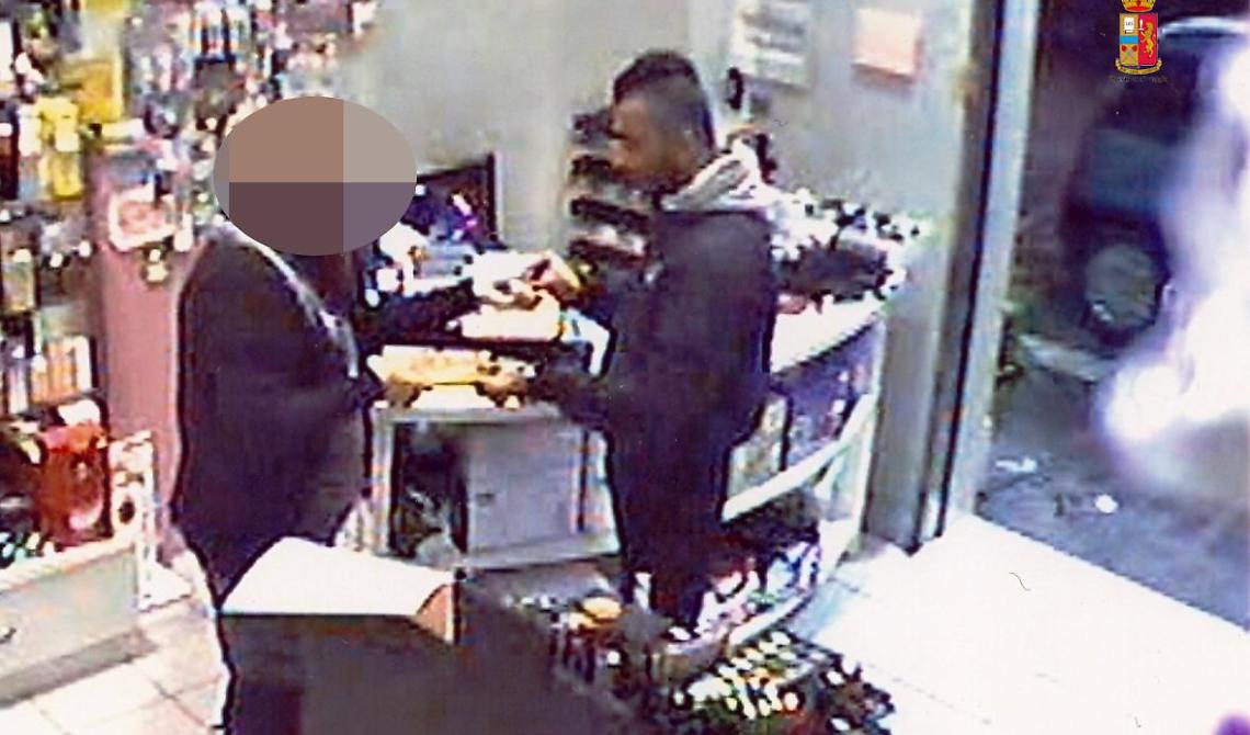 «Se non ci dai i soldi, facciamo girare le tue foto osé»