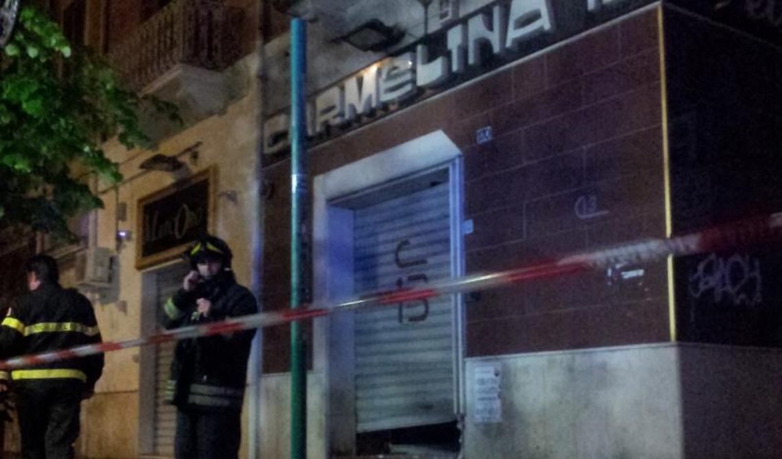 La saracinesca danneggiata dalla bomba a "Carmelina 13" il 16 aprile del 2012