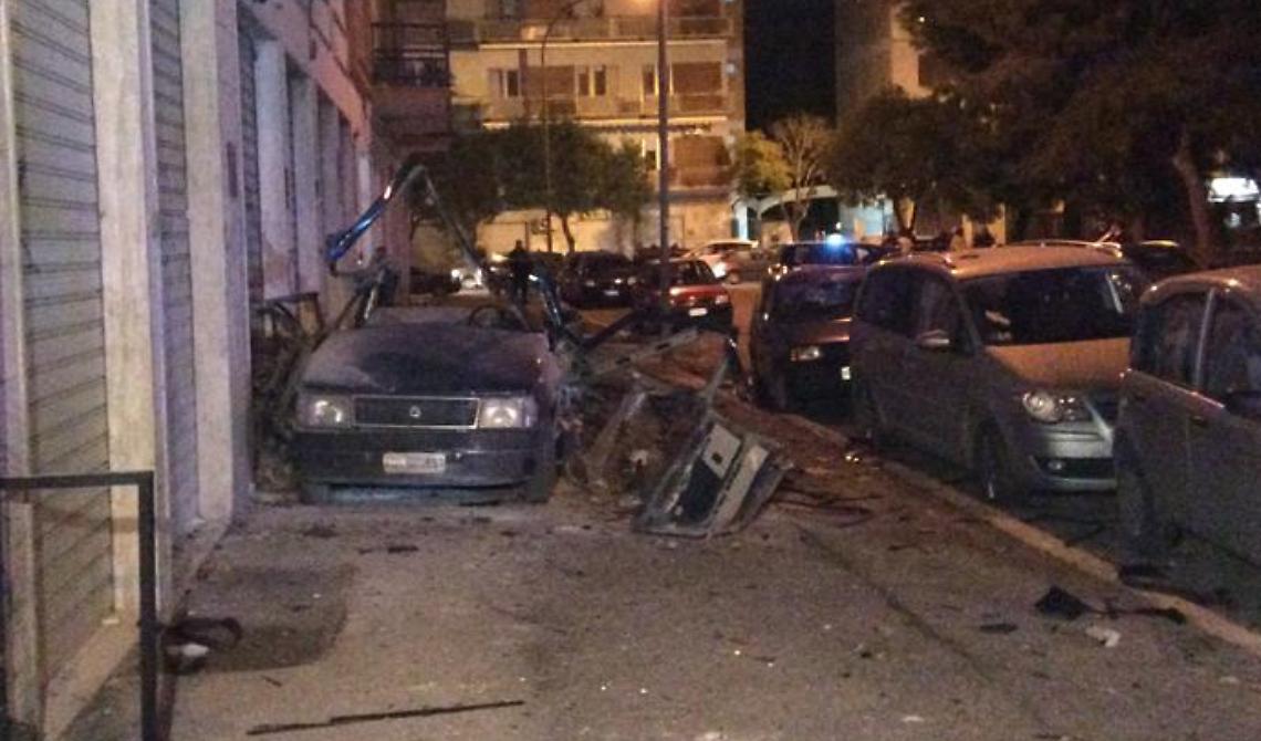 L'auto fatta espolodere sotto lo studio di Zammarano