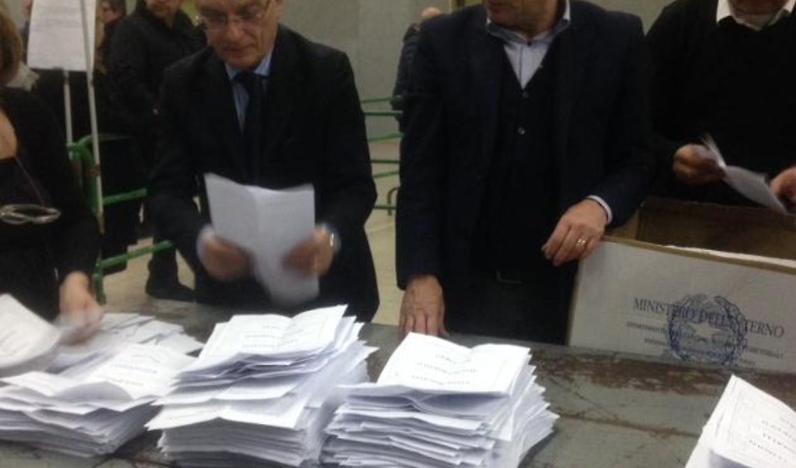 Primarie, partito lo spoglio: testa a testa tra Marasco e Mongelli. Ma siamo ancora all'inizio