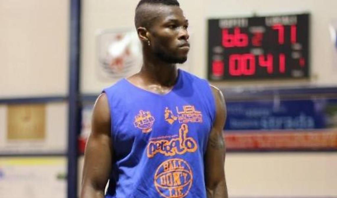 La Bisanum Viaggi Vieste mostra i muscoli: con la maglia del team garganico  Marc Cedric Guede