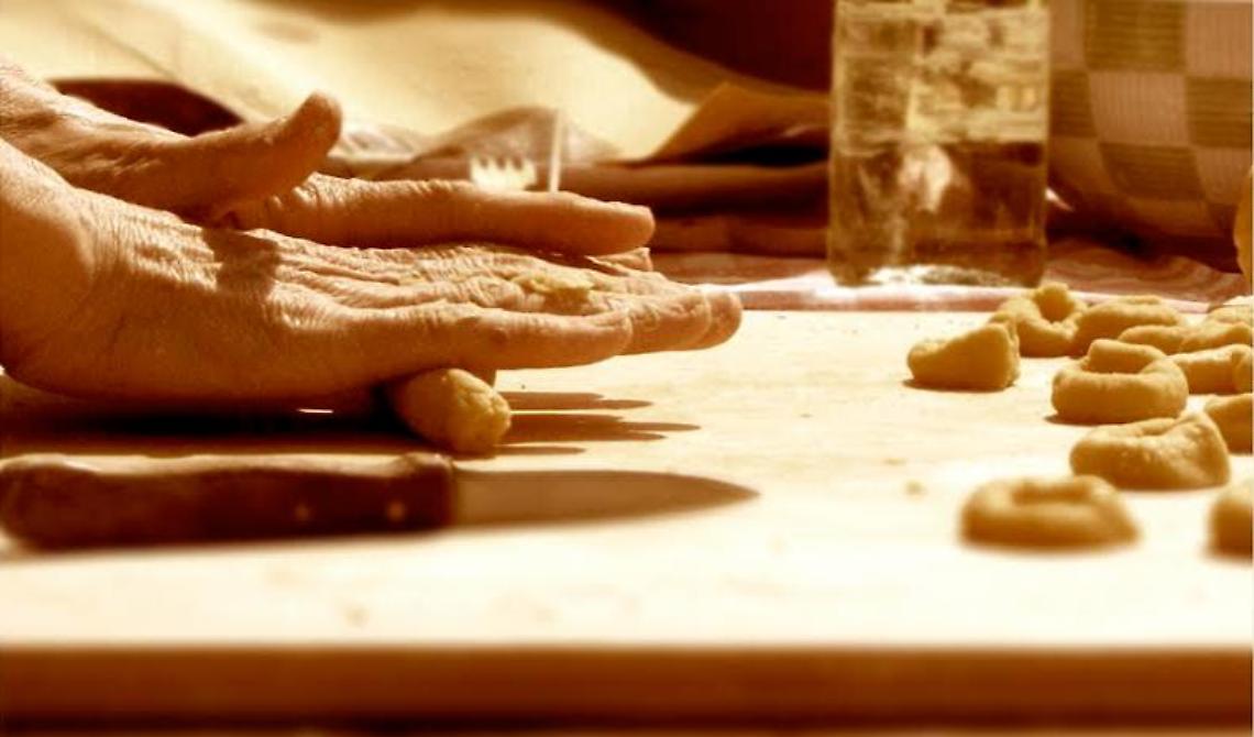 All'atelier si stringono fiere "Le mani delle donne"