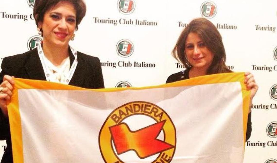 La bandiera arancione del Touring Club Italiano sventola su Troia 