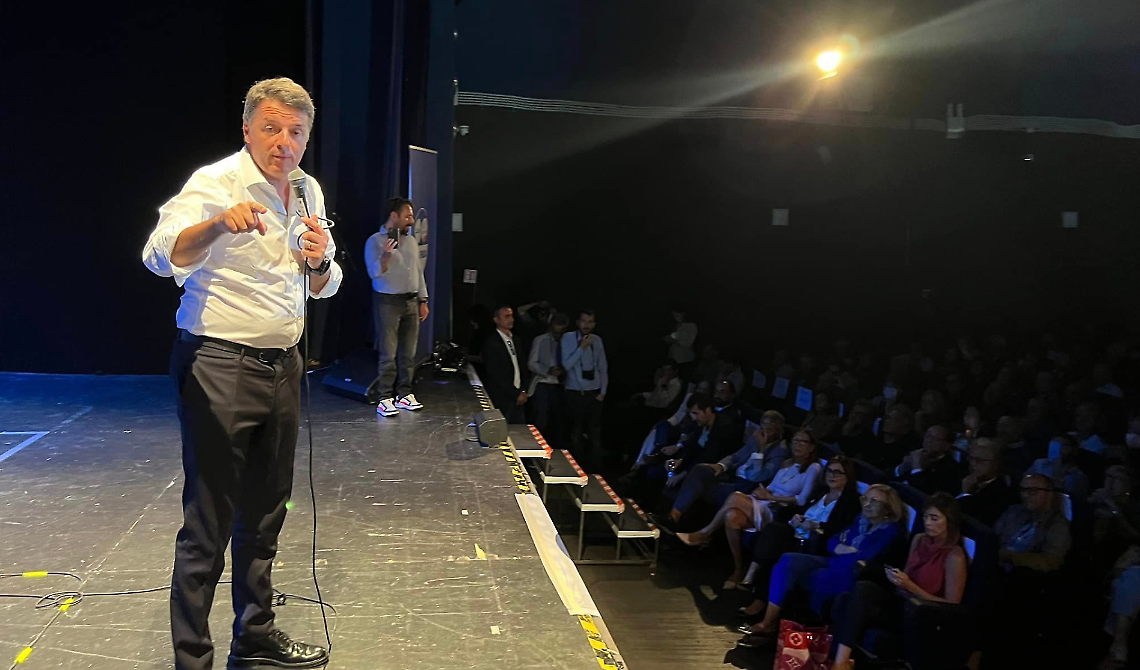 Renzi a Bari fa sputare sangue a Emiliano: «Sei un manganellatore dei tuoi avversari». Il Pd? «Una fotocopia brutta del M5S»