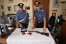 A 20 anni con fucile a canne mozze in casa: arrestato