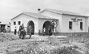 Oggi, 8 dicembre 1951, la concessione delle terre ai contadini di Cerignola, alla presenza del ministro Fanfani, segna l'inizio della Riforma Agraria