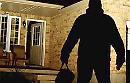Sente rumori  insoliti nel soggiorno: accende la luce e si trova un ladro in casa