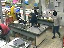 Rapina supermercato, banditi inseguiti da poliziotto abbandonano bottino