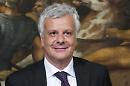 Aeroporto Gino Lisa, il ministro  Galletti firma il decreto per l'allungamento della pista