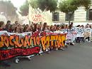 E gli studenti tornano in piazza a Foggia contro Renzi, gridando: «Siamo tutti antifascisti»