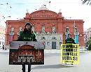 Anche a Bari la provocazione Greenpeace per votare SI al referendum NoTriv