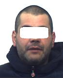 Bombe, kalashnikov e droga nel garage di un insospettabile