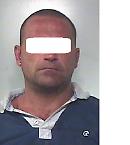 Ruba pneumatici ma viene beccato dai carabinieri: arrestato 37enne tra gli applausi della gente