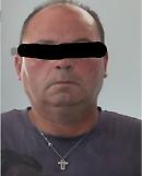 Immortalato dalle telecamere mentre pedina la sua vittima: arrestato rapinatore