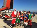 A Manfredonia Babbo Natale vien giù in deltaplano per lo stupore dei bambini