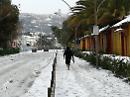 A piedi nudi sulla neve lungo le strade di Vasto Marina