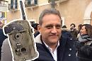 Candela, il sindaco Gatta dà la caccia agli sporcaccioni con le fototrappole