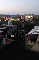 Migranti, il rogo nel ghetto tra San Severo e Rignano provocato da un fornellino: gara di solidarietà per donare coperte, vestiti e cibo