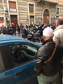 Ruba giubbotti in un negozio: ma all'uscita trova i Vigili Urbani pronti ad arrestarlo