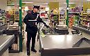 Armati di coltello rapinano supermercato: immortalati dalle telecamere finiscono nella rete della giustizia 