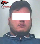 Uno ruba abbigliamento sportivo, l'altro tenta di prendere a calci e pugni i militari: due arresti a Monte e a Zapponeta 