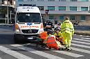 Ciclista investe pedone: 67enne batte la testa e muore 