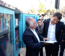 Matera, il Bibliomotocarro affascina Matteo Renzi
