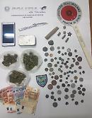 Reperti storici e droga in casa: arrestato 32enne 