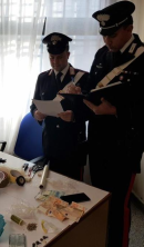 Stigliano, fila di tossici al market della droga insospettisce i carabinieri: un arresto