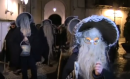Uomini mascherati con lunghi abiti neri, ispide barbe, catene ai piedi ed un ago in mano minacciano i bambini: tornano i Cucibocca