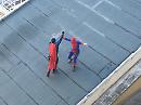 Superman e Spiderman portano doni ai piccoli pazienti
