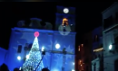 A Candela la Befana ruba la scena a Babbo Natale buttandosi dal campanile della chiesa