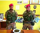 Droga nascosta sotto una mangiatoia: un arresto