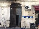 Foggia, Piazza de Sanctis: incendiato portone dell'abitazione di un noto imprenditore 