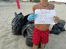 Metaponto: Matteo, 12 anni, ripulisce la spiaggia con l’aiuto degli amici
