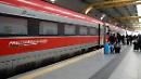Resta bloccato sul Frecciarossa da Potenza, lascia la figlia minore sui binari