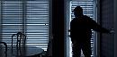 Entra in casa per rubare ma quando la donna anziana e sola si sente male l'aiuta a distendersi sul letto, le dà dell'acqua e va via