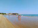 In Puglia al mare dal 25 maggio, con steward di spiaggia che illustrano ai clienti le misure di prevenzione 