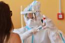 Lo diceva Galli: «I vaccini funzionicchiano», aumentano le reinfezioni sul totale dei casi Covid