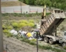 Potenza: camion e ruspa in pieno giorno per smaltire rifiuti di un cantiere edile. Il video diventa virale 