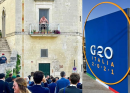 G20 a Matera, a petto nudo sul balcone mentre sfilano i potenti del mondo: la foto è virale 