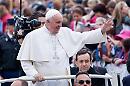 La confusione di Bergoglio sul gender. Prima afferma «anche gli omosessuali hanno diritto a una famiglia», poi invece: «L’ideologia gender è il pericolo più brutto del nostro tempo»