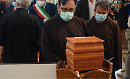 L'ultimo saluto di Raffaella Carrà a Padre Pio: la sua urna oggi a San Giovanni Rotondo
