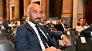 Omicron, Bassetti: «Le mascherine non la fermano, non servono più all’aperto»

